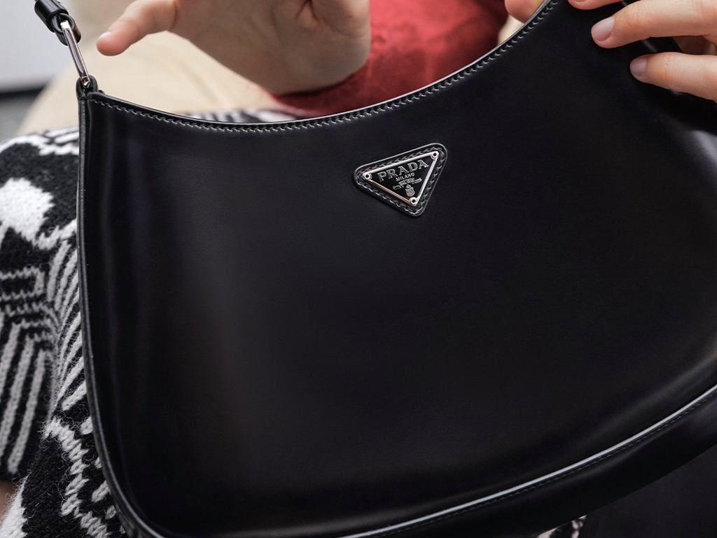 Bolsa Cleo Prada. Clique na imagem e confira mais peças da marca! (Foto: Reprodução/Instagram @prada)