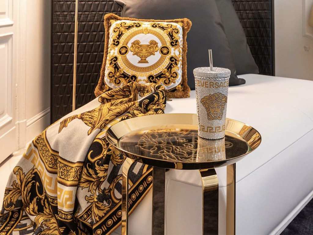Linha Home Décor Versace. Clique na imagem e confira mais peças! (Foto: Reprodução/Instagram @luxurylivinggroup).