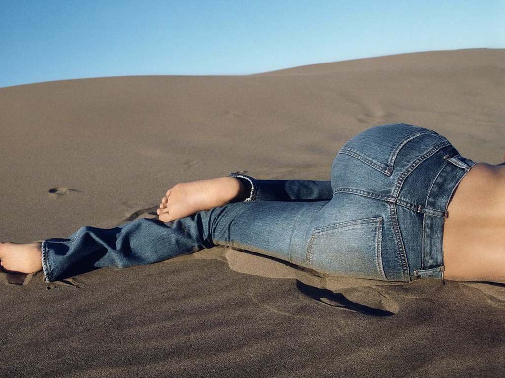 Calça Jeans Chloé confeccionado à partir de componentes biodegradáveis e estoque morto de tecidos. Clique na imagem e confira mais peças da marca! (Foto: Reprodução/Instagram @chloe)