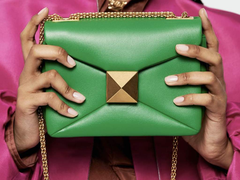 Bolsa One Stud Valentino. Clique na imagem e confira mais peças da marca! (Foto: Reprodução/Instagram @maisonvalentino)