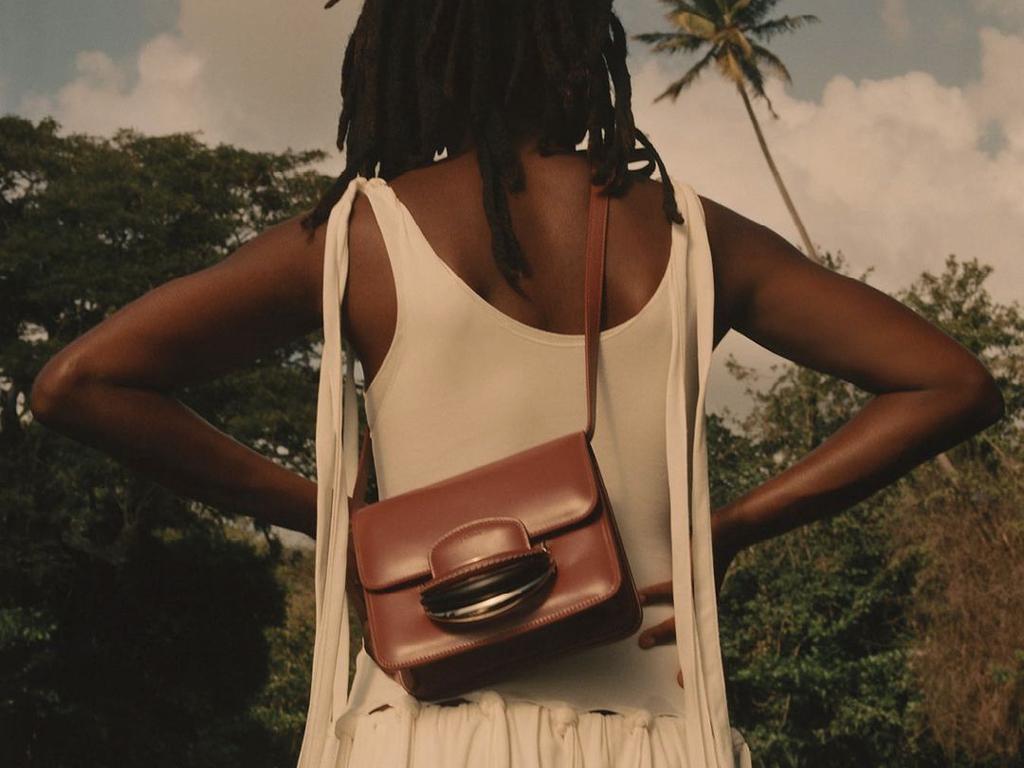 Vestido Chloé confeccionado com técnica de upcycling. Clique na imagem e confira mais peças da marca! (Foto: Reprodução/Instagram @chloe)