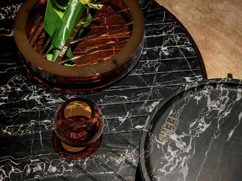 Linha Fendi Casa. Clique na imagem e confira mais peças! (Foto: Reprodução/Instagram @luxurylivinggroup).