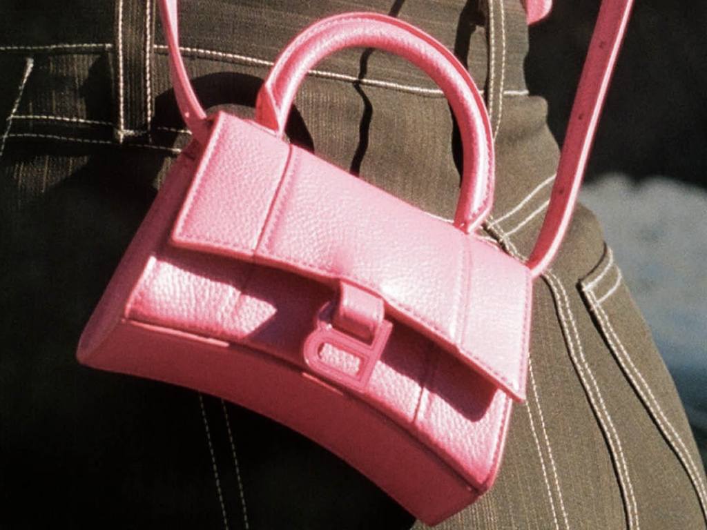 Bolsa Hourglass Balenciaga. Clique na imagem e confira mais modelos da marca! (Foto: Reprodução/Instagram @therealreal)