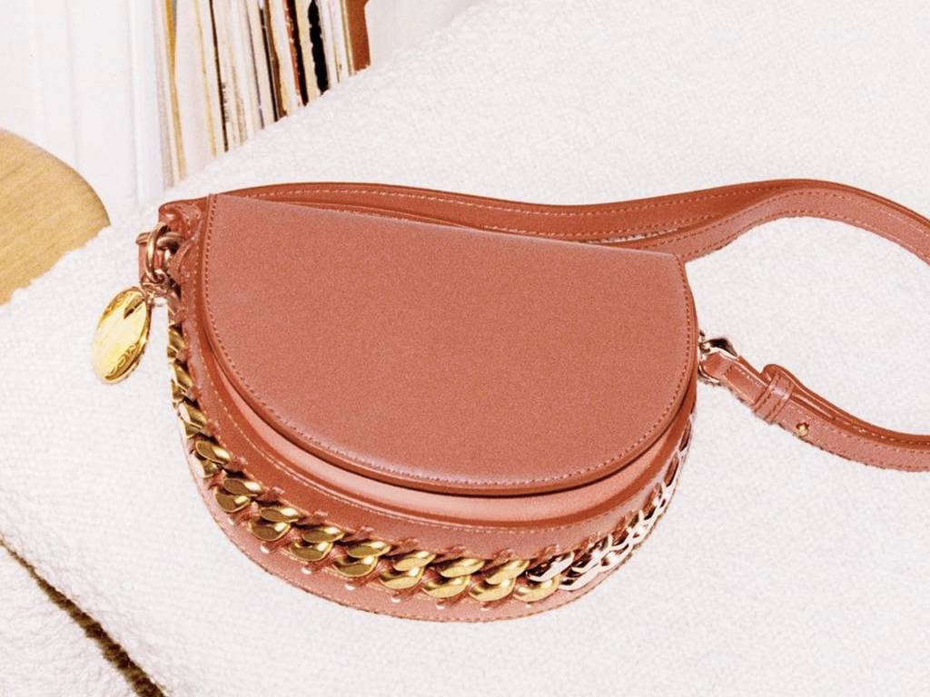 Bolsa Frayme Stella McCartney. Clique na imagem e confira mais criações da marca! (Foto: Reprodução/Instagram @stellamccartney)