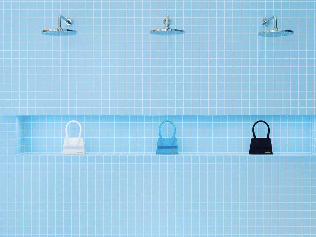 Bolsas Le Chiquito no vestiário da experiência sensorial da Jacquemus. (Foto: Reprodução/Instagram @jacquemus)