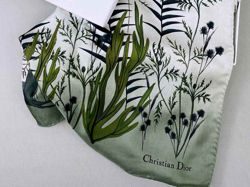 Lenço Christian Dior. Clique na imagem e confira mais opções de presente para sua namorada!