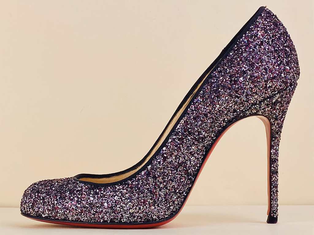 Sapato Christian Louboutin. Clique na imagem e confira mais opções de presente para sua namorada!
