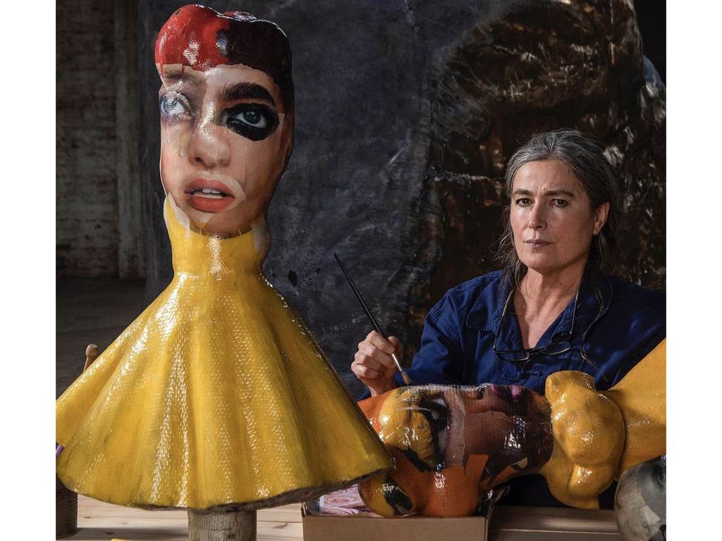 Artista chinela Marcela Correa com sua criação. Clique na imagem e confira criações da Alexander McQueen! (Fotos: Reprodução/Instagram @alexandermcqueen)