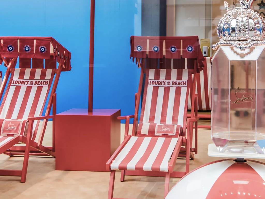 Detalhes da pop-up store de Christian Louboutin. Clique na imagem e confira criações da marca! (Foto: Reprodução/Instagram @fashionnetworkcom)