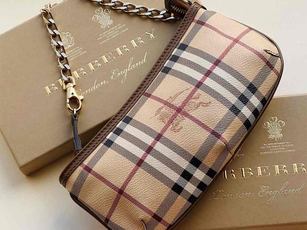 Clique na imagem e confira incríveis modelos de bolsa Burberry!