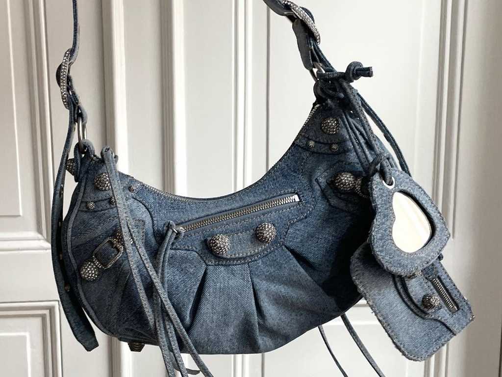 Bolsa Le Cagole Balenciaga. Clique na imagem e confira mais peças da marca! (Foto: Reprodução/Instagram @sakina_bnch)