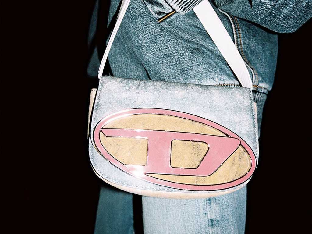 Bolsa 1DR da Diesel. Clique na imagem e confira mais modelos da marca! (Foto: Reprodução/Instagram @diesel)