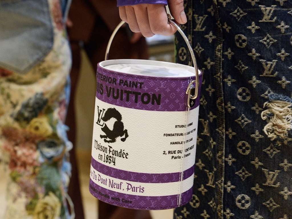 Bolsa Lata de Tinta LV na passarela. Clique na imagem e confira mais modelos Louis Vuitton! (Foto: Reprodução/Instagram @hanshin_tw)
