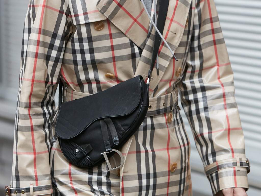 Marcas de luxo estão introduzindo cada vez mais a bolsa como um acessório unisex. Clique na imagem e confira modelos das principais marcas!