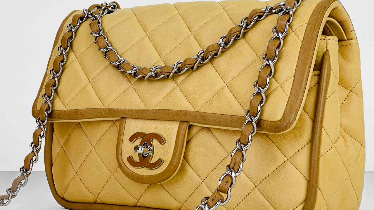Hidratar o couro é uma das principais maneiras de conservar sua bolsa. Clique na imagem e confira modelos do acessório das principais marcas de luxo!