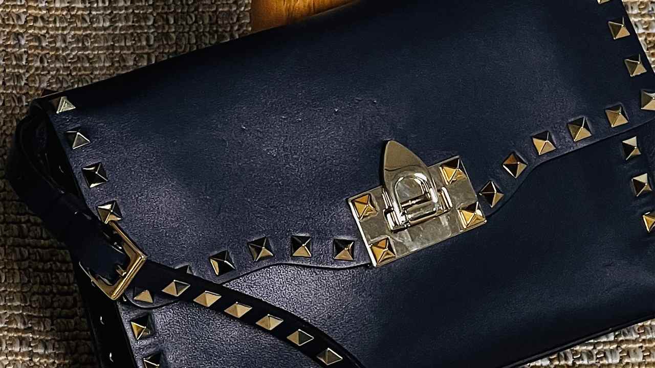 Faça inspeções regulares em sua bolsa para verificar se há alguma manchinha. Clique na imagem e confira modelos do acessório das principais marcas de luxo!