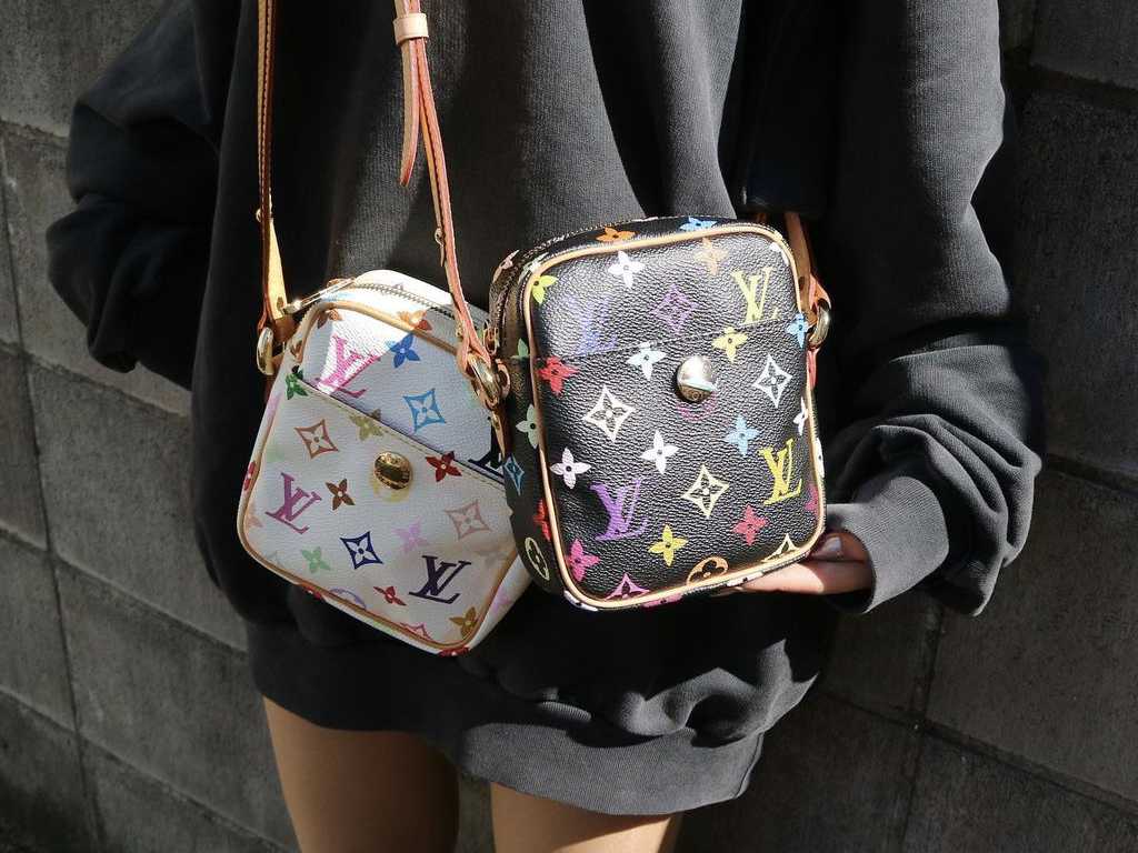 Bolsas da collab LV X Takashi Murakami. Clique na imagem e confira mais modelos da marca! (Foto: Reprodução/Instagram @amore_tokyo)