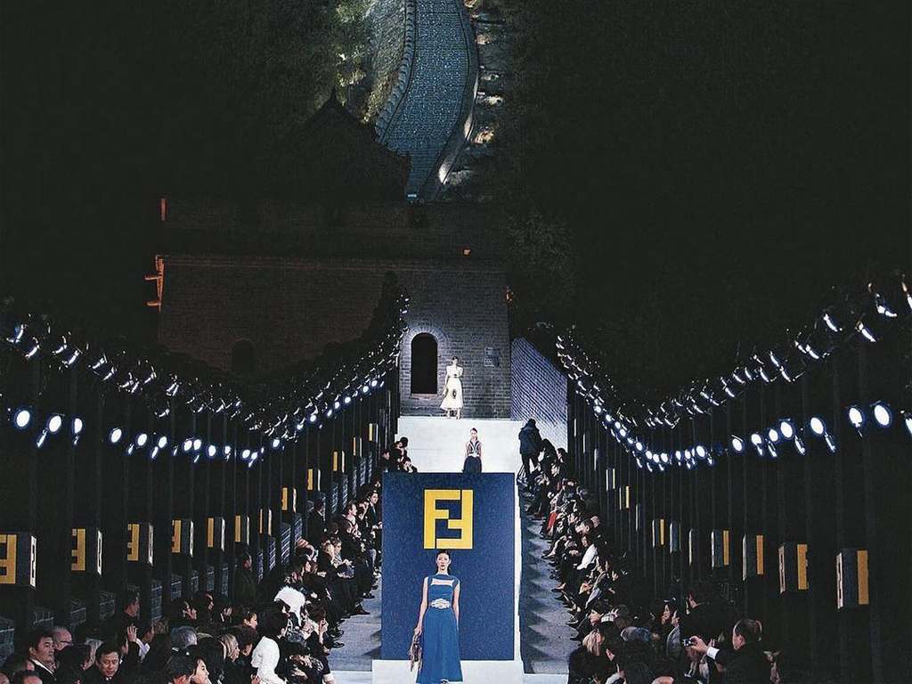 Desfile da Fendi na Muralha da China. Clique na imagem e confira criações da marca! (Foto: Reprodução/Instagram @archived.dreams)