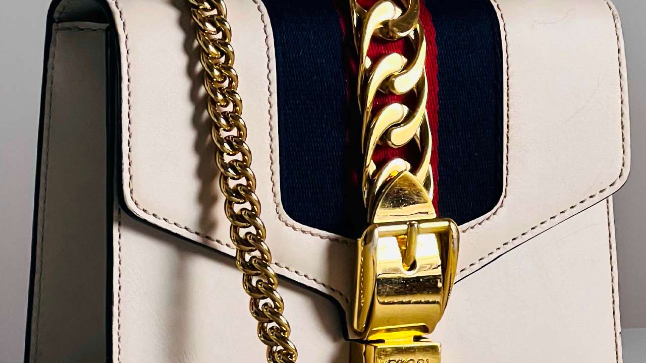 Lencinhos umedecidos e, em alguns casos, o spray de cabelo podem auxiliar na hora de tirar algumas manchinhas. Clique na imagem e confira modelos do acessório das principais marcas de luxo!
