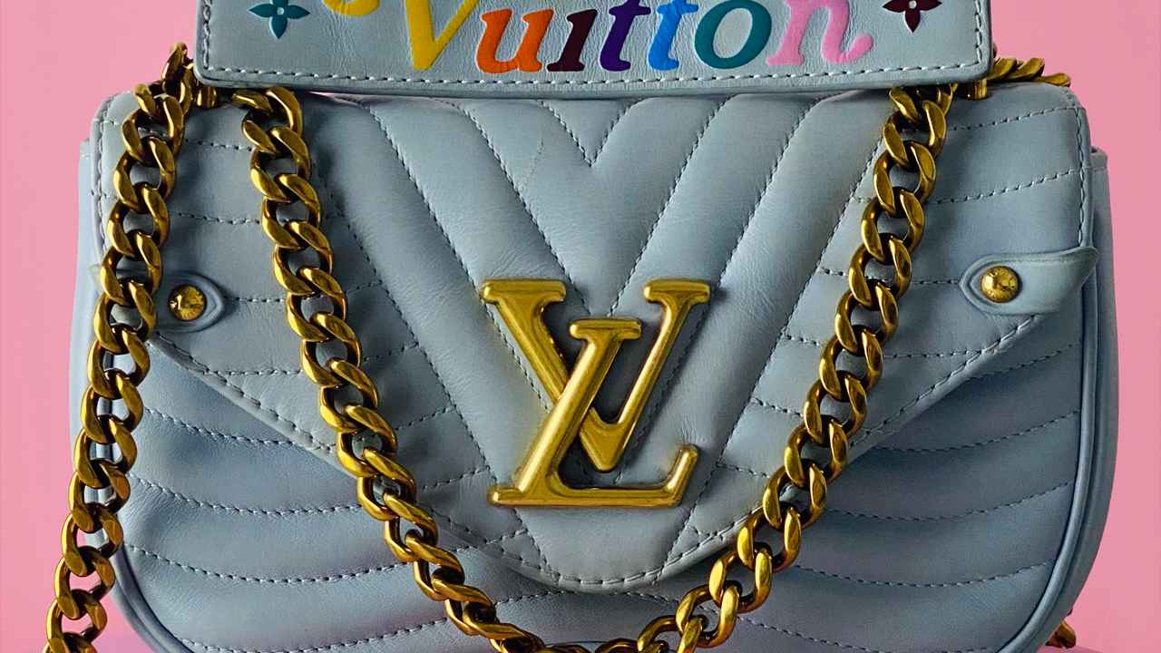 Lencinhos umedecidos podem ser grandes aliados na hora de limpar sua bolsa de couro! Clique na imagem e confira modelos do acessório das principais marcas de luxo!