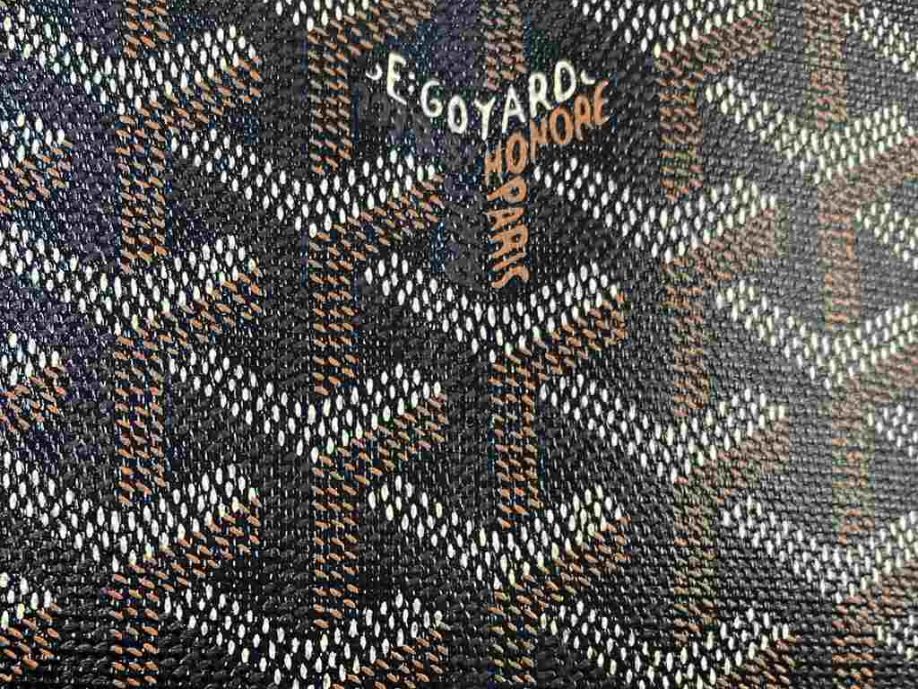Monograma Goyardine Goyard Clique na imagem e confira peças da marca!
