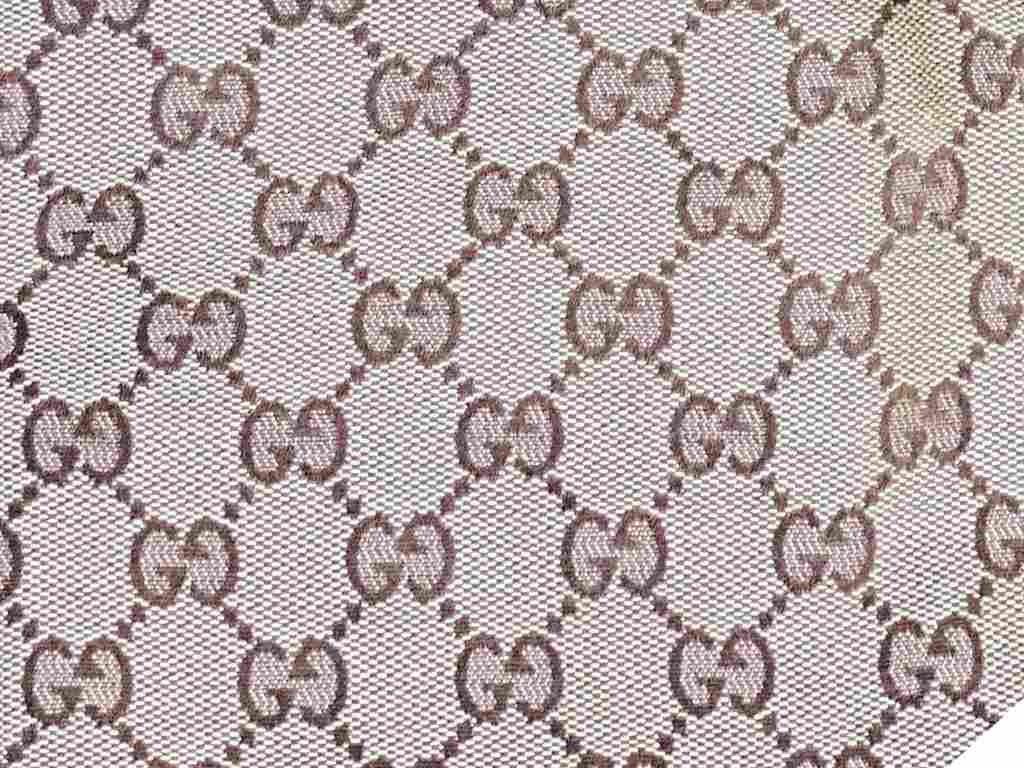 Monograma Gucci GG Supreme. Clique na imagem e confira peças da marca!