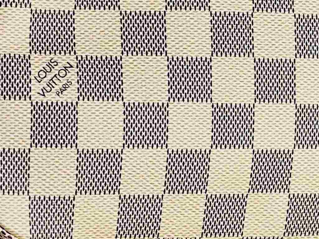 Monograma Damier Azur Louis Vuitton. Clique na imagem e confira peças da marca!