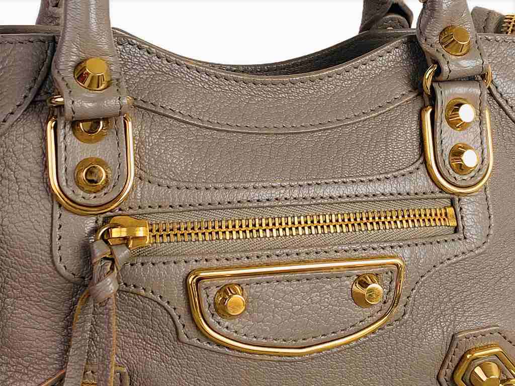 A Balenciaga entrou para o mundo do resale através de uma parceria com o Reflaunt. Clique na imagem e confira criações da marca!