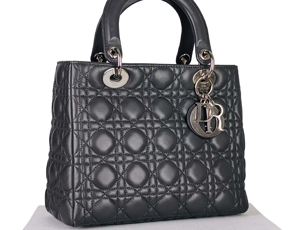 Bolsa Lady Dior de Christian Dior. Clique na imagem e confira criações da marca!