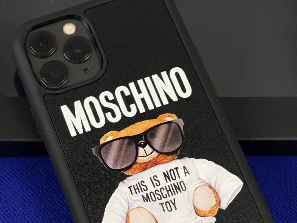 A capinha de celular não apenas deixa eu telefone mais estiloso, mas também o protege de possíveis danificações. Clique na imagem e confira mais itens essenciais de se ter na bolsa.