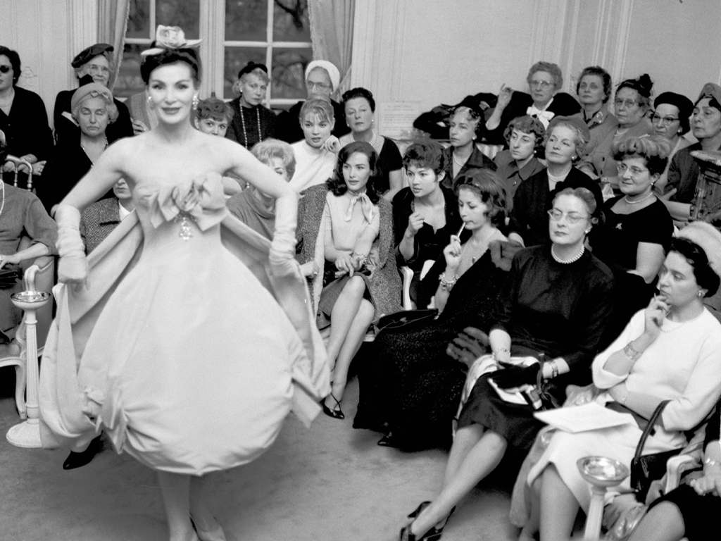 Criação de Yves Saint Laurent para Dior. Clique na imagem e confira criações da marca! (Foto: Reprodução/Museeyslparis)