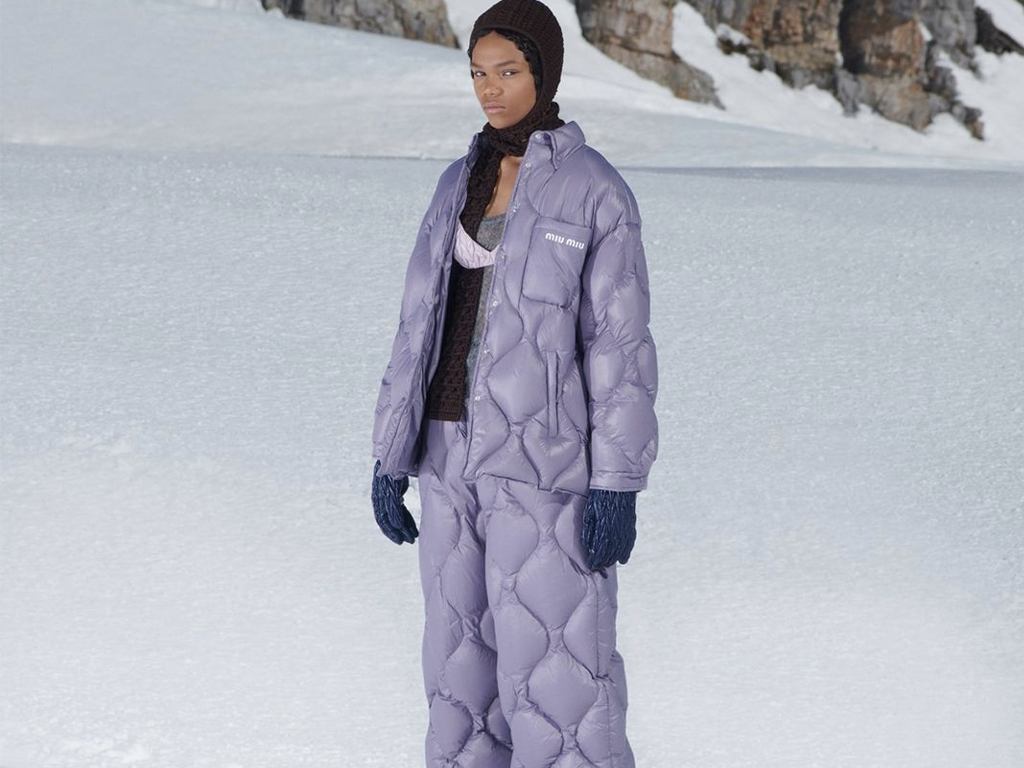 Desfile da coleção Outono/Inverno 2021 da Miu Miu nas montanhas. Clique na imagem e confira criações da marca! (Foto: Reprodução/Instagram @miumiu)