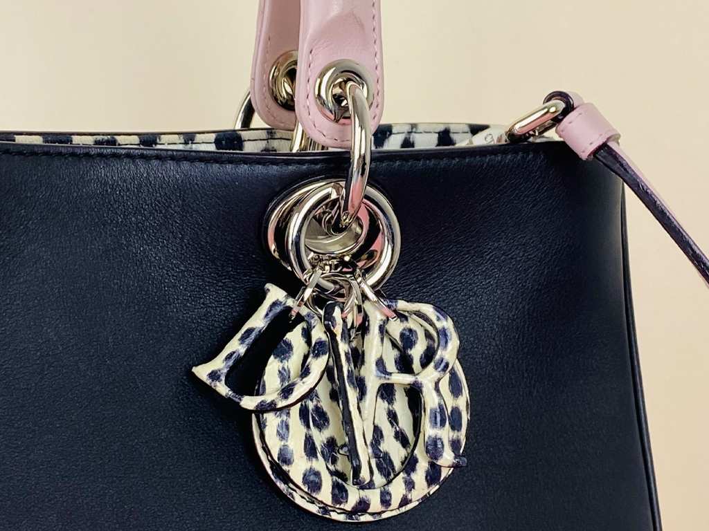 Detalhe bolsa Christian Dior. Clique na imagem e confira criações da marca!