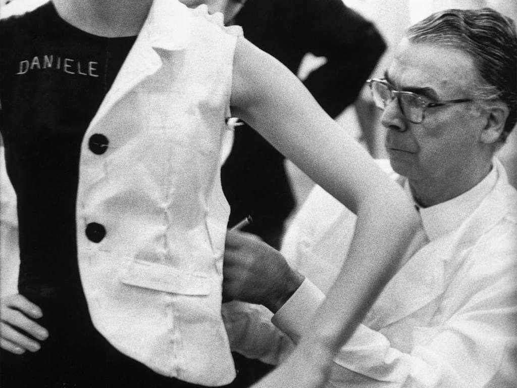 Cristóbal Balenciaga aprendeu a costurar com sua mãe ainda criança, ja tendo anos experiência antes de abrir sua marca. Clique na imagem e confira mais criações da Balenciaga! (Foto: Reprodução/Instagram @cristobalbalenciagamuseoa)