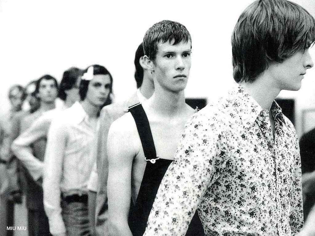 Coleção Masculina Miu Miu 2002. Clique na imagem e confira criações da marca! (Foto: Reprodução/Instagram @miumiuboys)