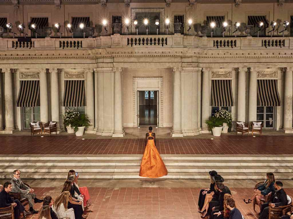 Desfile da Ralph Lauren na Huntington Library. Clique na imagem e confira criações da marca! (Foto: Reprodução/FashionNetwork.com)