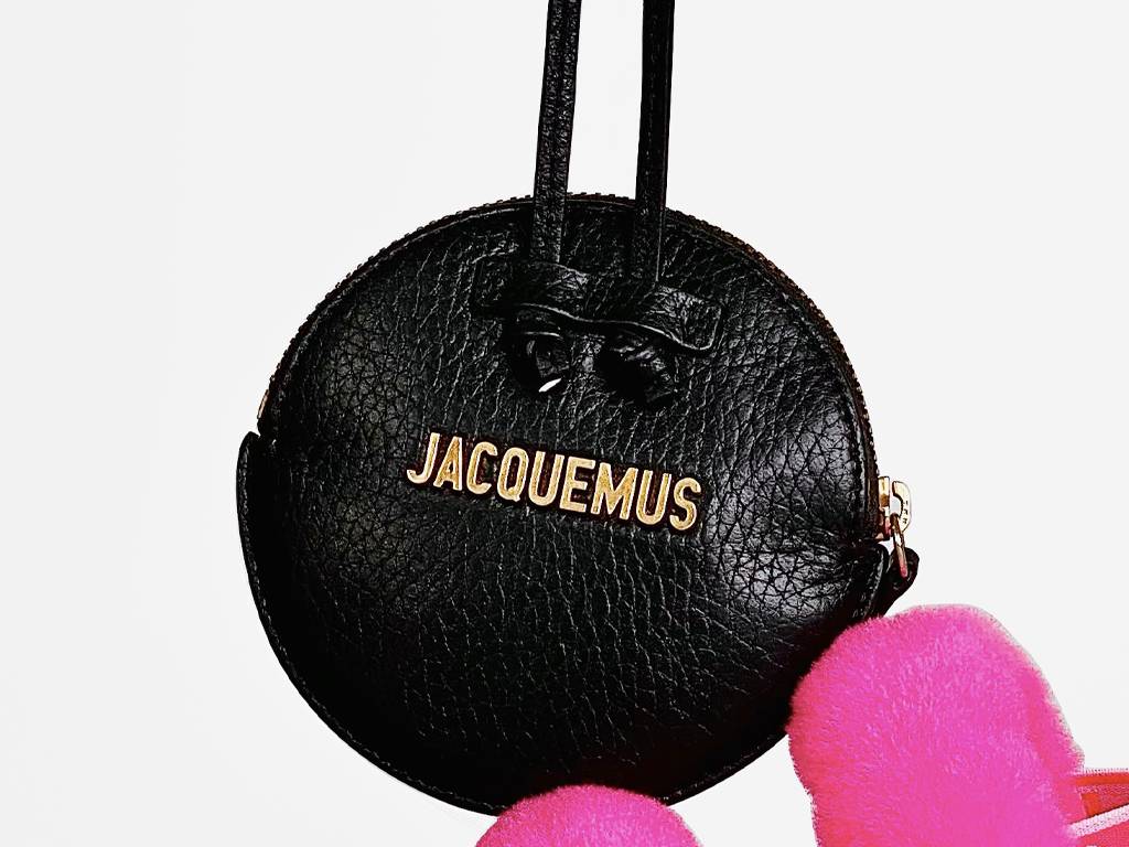O porta moedas é essencial de se ter na bolsa para evitar que as moedas fiquem espalhadas na bolsa. Clique na imagem e confira mais itens essenciais.
