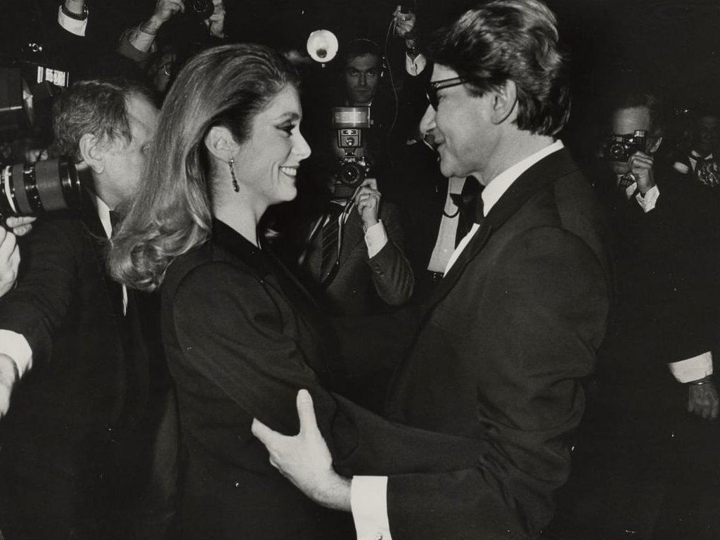 Catherine Deneuve e Yves Saint Laurent. Clique na imagem e confira criações da marca! (Foto: Reprodução/Instagram @museeyslparis)