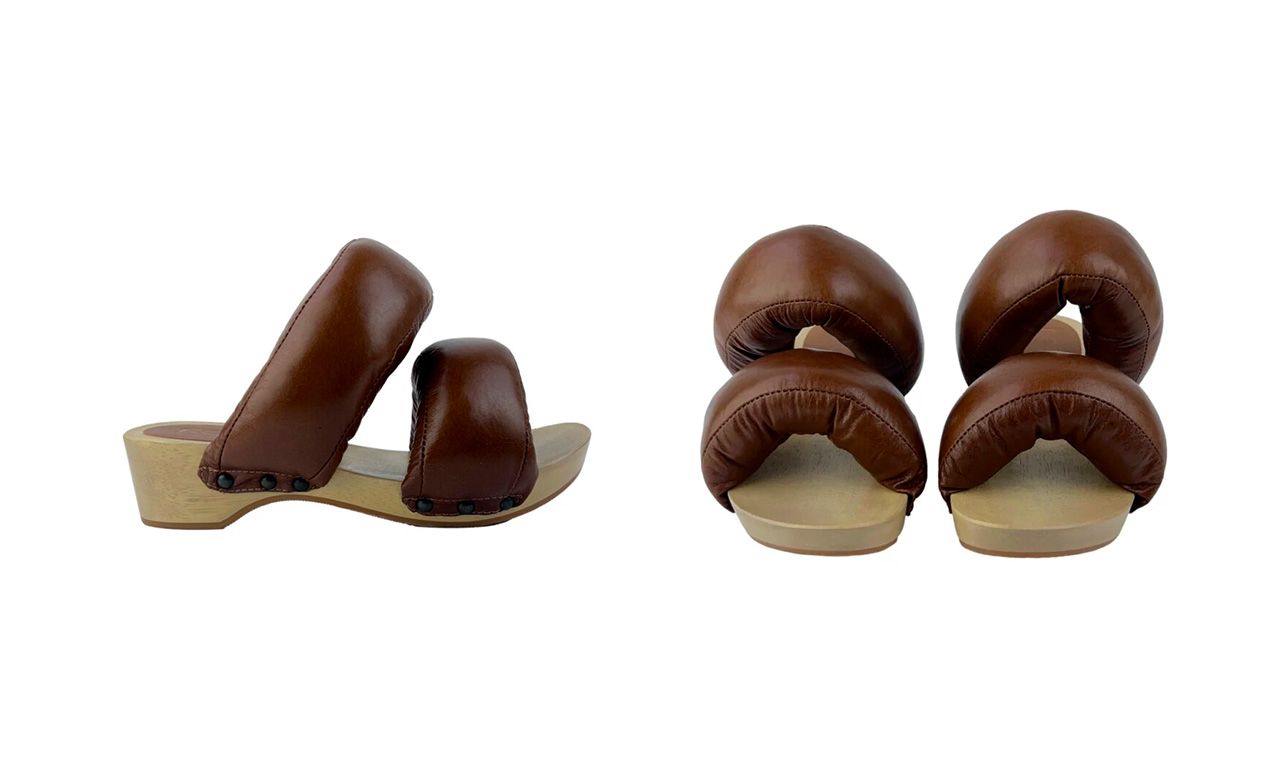 Montagem com duas imagens da Rasteira Room Pillow Clog Marrom.