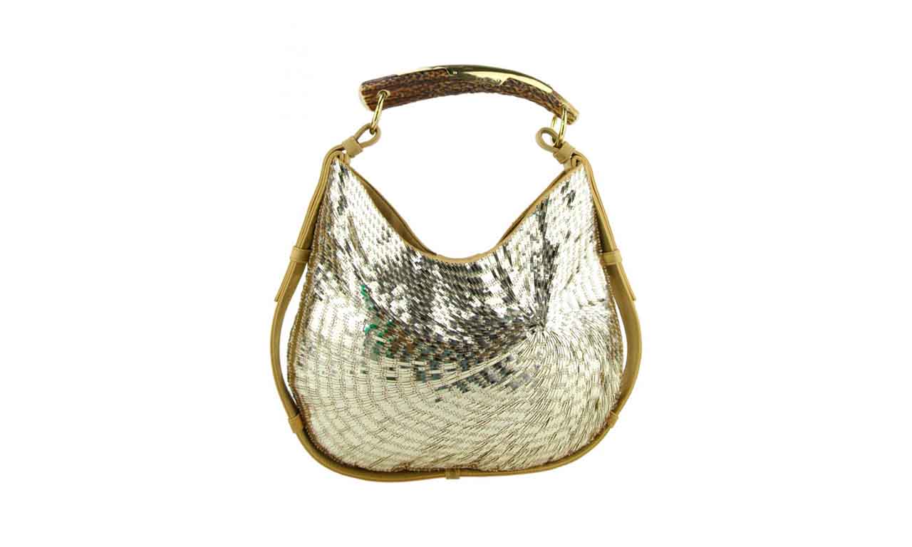 Montagem com foto da Bolsa Yves Saint Laurent Mombasa Cetim Paetês Dourada vendida no site Etiqueta Única.