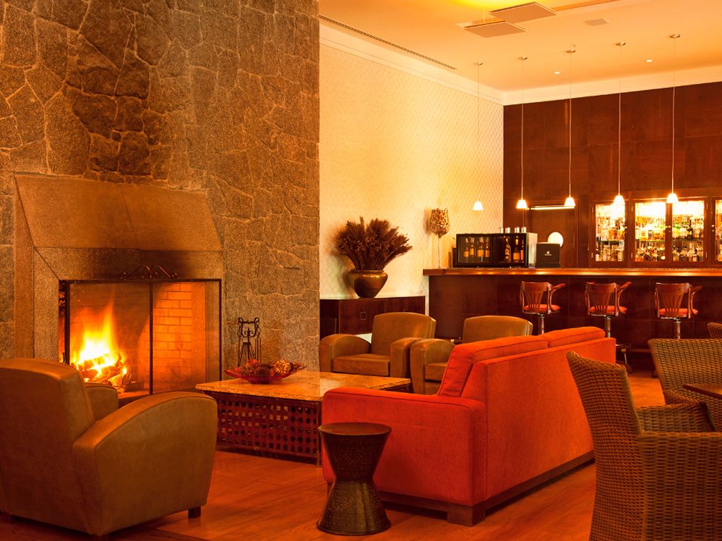Imagem do bar com lareira do Grande Hotel Campos do Jordão.