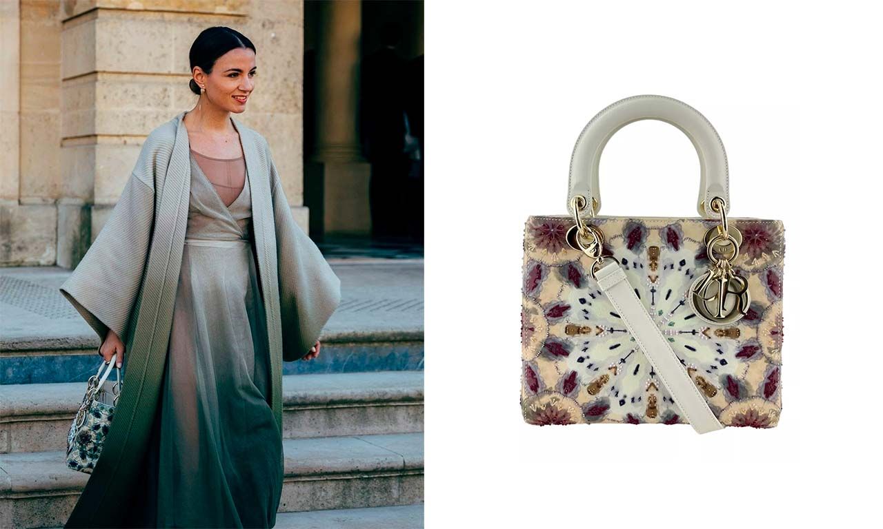 Montagem com duas imagens, a priemira uma foto de street style de modelo usando vestido ombré e a segunda da  Bolsa com Alça Christian Dior KaleiDiorscopic Lady Dior.