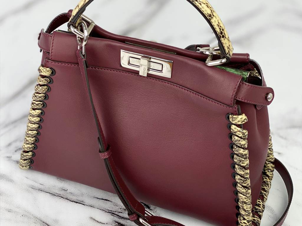 Bolsa Fendi Peekaboo. Clique na imagem e confira mais modelos de bolsas no Black Month!
