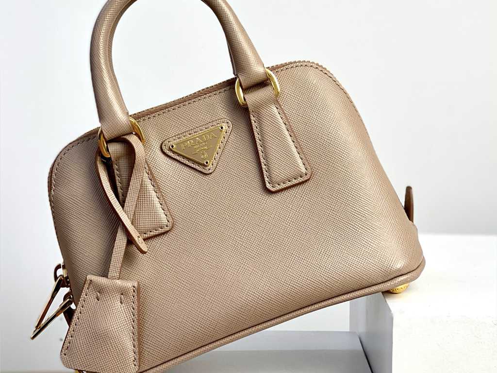 Bolsa Prada Galleria. Clique na imagem e confira mais modelos de bolsas no Black Month!