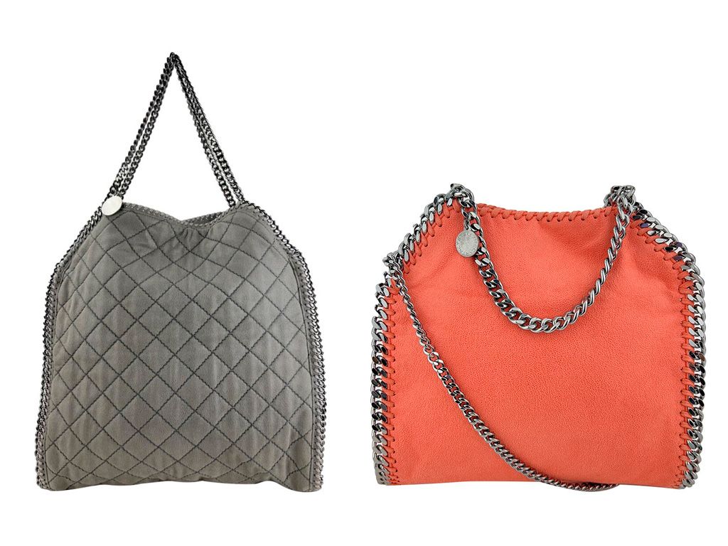 Bolsa Stella Mccartney Fold Over Bege e Bolsa com Alça Stella Mccartney Mini Falabella Coral. Clique na imagem e descubra esses e outros produtos da marca disponíveis no nosso site.
