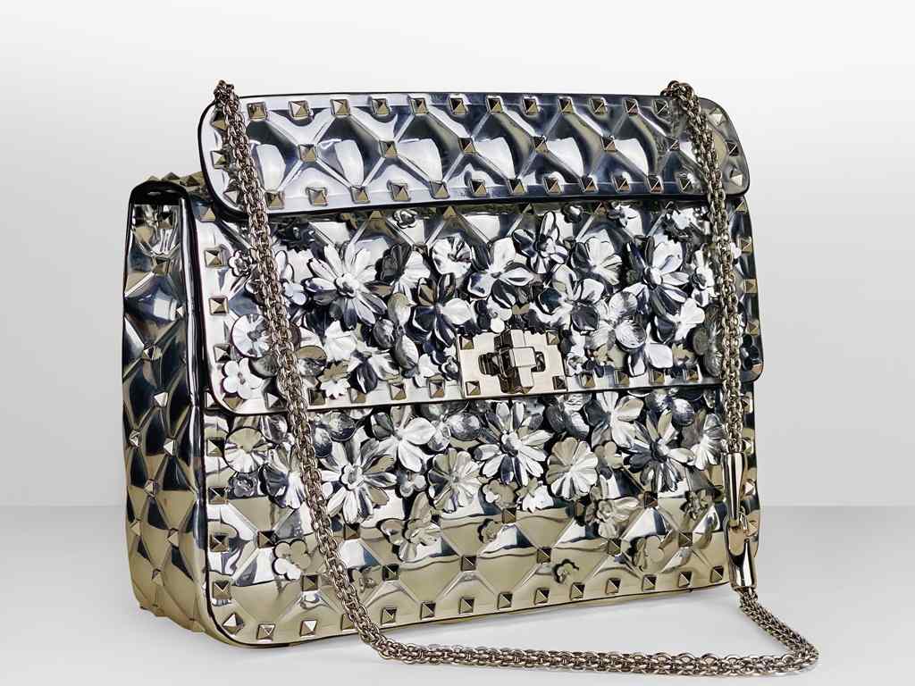 Bolsa Valentino Rockstud. Clique na imagem e confira mais modelos de bolsas no Black Month!