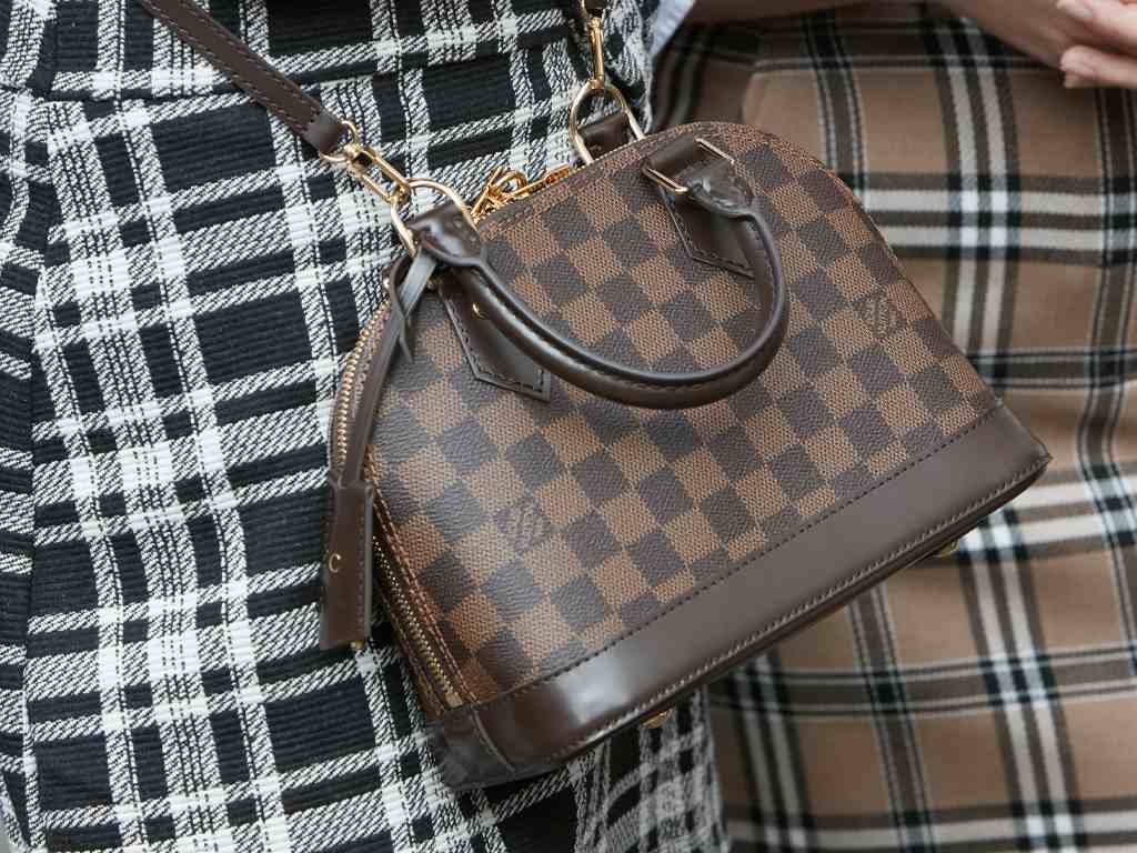 capa do post lego cria vitrines de natal para louis vuitton