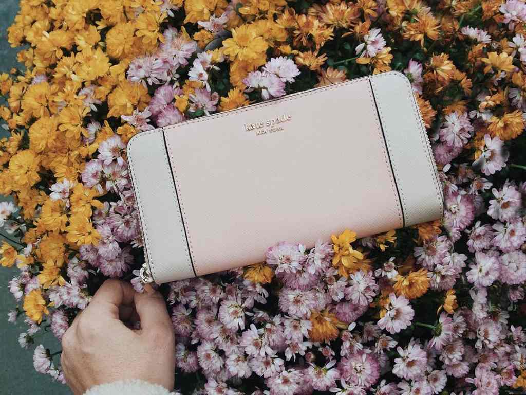 Carteira Kate Spade. Clique na imagem e confira peças similares. (Foto: Reprodução/Instagram @katespadeny)