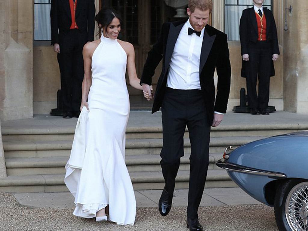 Duquesa de Sussex usando um vestido criado por Stella McCartney na recepção de seu casamento. Clique na imagem e confira mais criações da marca! (Foto: Reprodução/Instagram @stellamccartney)