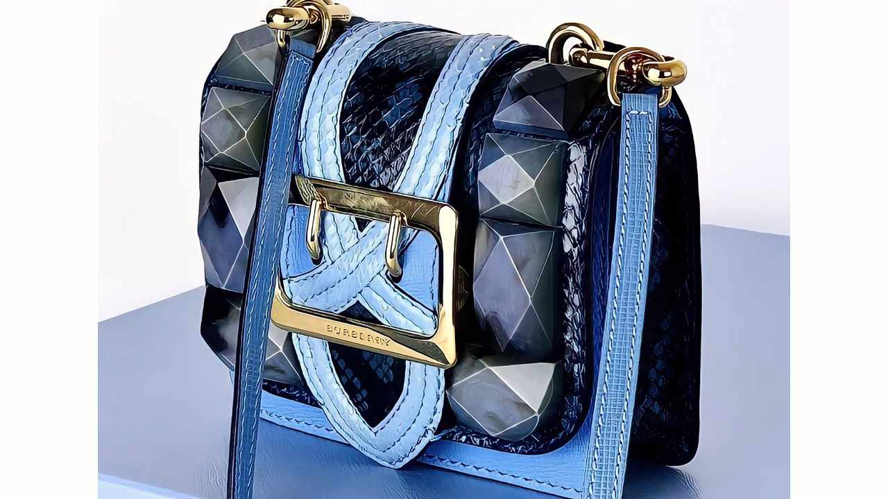 Tirar fotos de diferentes ângulos é uma ótima pedida para mostrar mais detalhes da bolsa. Clique na imagem e saiba como vender suas bolsas sem sair de casa.